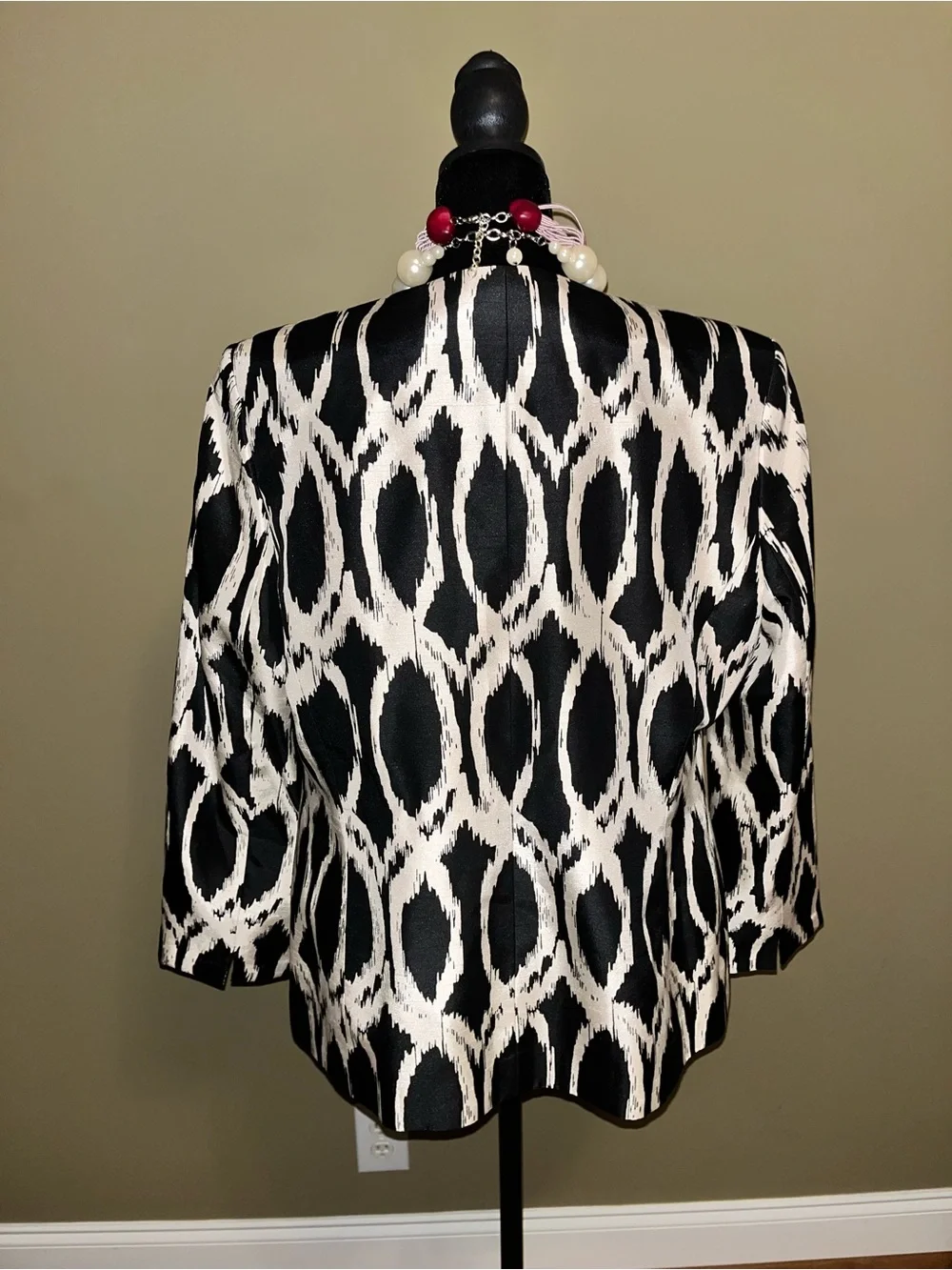 Jones Studio bold black